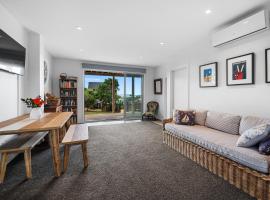 Pacific Ocean Breezes, hotel s jacuzzi v destinaci Whangaparaoa