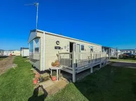 Lovely 6 Berth Caravan With Decking To The Side In Heacham Ref 21040E