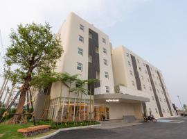 ezzenhotel Phitsanulok, hotel con estacionamiento en Phitsanulok