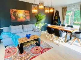 The Villa Toscana, a serene retreat in Center of Friedrichshafen City with lush green lawns, terrace & private garage- Lidl, Bakery walking distance- Bodenseecenter, Sportsbad 3 mins, Lake 7 mins、フリードリヒスハーフェンのコテージ
