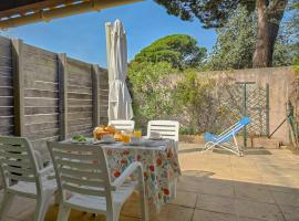 Le Mazet à la mer WiFi Clim Parking, Hotel in Cavalaire-sur-Mer