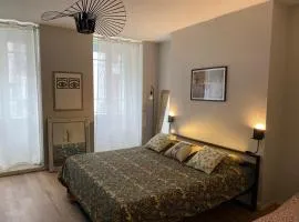 CENTRAL & STANDING GERMES, traversant avec parking - Lits 180 King Size et 160 Queen Size - Linge de lit et de toilette inclus