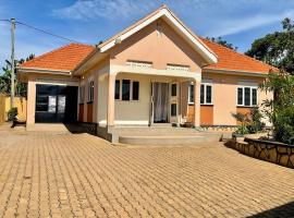 Charming 3-Bedroom Home, hotel v destinaci Kampala
