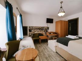 &Xi;&epsilon;&nu;ώ&nu;&alpha;&sigmaf; &Omicron;&iota;&kappa;ί&alpha; &Phi;&alpha;&rho;&delta;ύ, overnatningssted i Samotrake