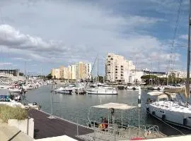 Appartement Spacieux 2 chambres, 4 personnes, Terrasse Vue Port , WIFI gratuit et Parking privé gratuit, lave linge, congélateur, situé près de la plage, commerces, marché et restaurants