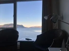 Hotellrom med sjø utsikt