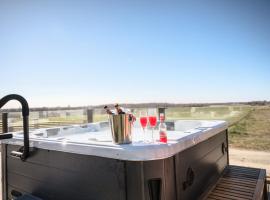 Spa Villa Near Lund, Your Base to Explore Southern Sweden, hotel s jacuzzi v destinaci Kävlinge