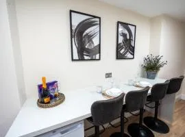 Central, Modern, Close to Hospital,2 bed with Garden Long booking Welcome