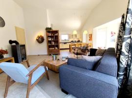 Luxuri&ouml;ses, familienfreundliches Ferienhaus ,,Amy,, mit Whirlpoolwanne, Kamin und Garten, hotel con hidromasaje en Hinterhausen