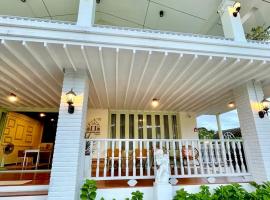 Zane Balcony House Ranong Hotel เซน บัลโคนี่ เฮ้าส์ ระนอง, hotel v destinaci Ban Lum Than