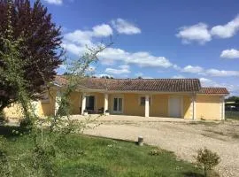 Une chambre pour deux avec vue sur la piscine