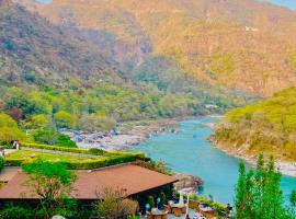 ALOHA ON SACRED GANGES with INFINITY POOL, serviced apartment in Rishīkesh