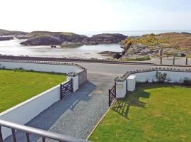 Porth House-Beach Front-3 Bed-3 Bath - SPA POOL and SAUNA, spa hotel in Trearddur