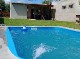 Casa con jardín - Alquiler temporal en Monte, hotel in San Miguel del Monte