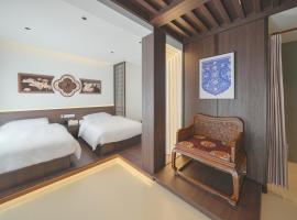 In the Clouds - Courtyard Twin Room, hotel a Jingangku