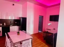 jolie maison individuelle 50 m2 ,design et climatisée, tout confort, wifi, terasse privée , 5 min plage et autoroute, stationnement gratuit