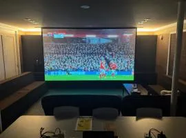 Biei Terrace 1F 78平米スタジオルームVALERION社製4Kスマートプロジェクタ & 170インチスクリーン付浴槽無しシャワー有 & 7ソファベッド onlyーオープン記念割引中!ー1F 78sqm large studio with 170" 4K smart projector & 7 sofa-beds onlyー