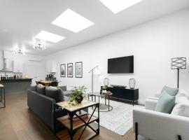 Modern and Cozy 2bdr near St-Hubert Plaza, hotel v Montrealu