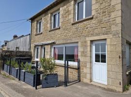 Maison de ville à saint coulomb, villa in Saint-Coulomb