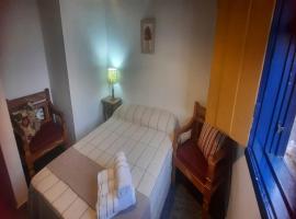 Kitnet com vista para Serra no Centro Histórico de Tiradentes Mg, hotel in Tiradentes