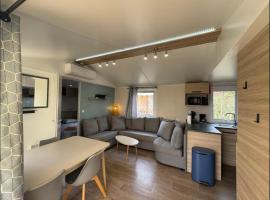 Bungalow 256 - 6 pers - clim, parking, Camping 4 étoiles Siblu Le Lac des Rêves, hotelli kohteessa Lattes