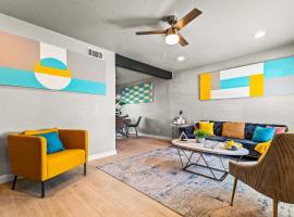 Stylish & Comfy Downtown Gem Irving Parking, hotel v destinaci Irving