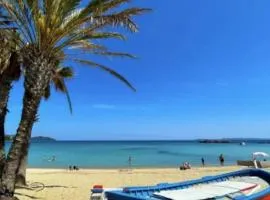 Le Lavandou Le Saint Clair, 350m de la plage de St Clair, Studio tout équipé, clim, Wifi Fibre, TV connectée, lave linge, lave vaisselle, place de parking et plus