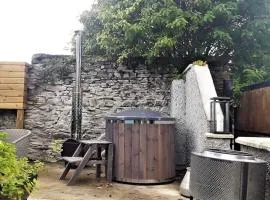 Romantic Hot Tub Retreat with Bar & Tapas Restaurant on-site