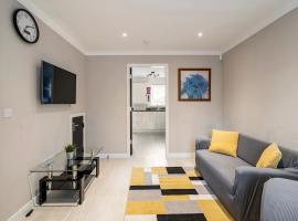 Superb 3 Bed Home Away from Home in Glasgow, just off M8 with free parking, hotel em Steps