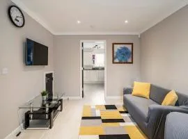 Superb 3 Bed Home Away from Home in Glasgow, just off M8 with free parking