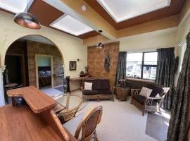 Greenwood Bungalow - Stylish Retreat with Spa Pool