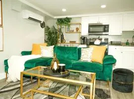 Modern 1BR Unit with Free Parking Walk to Metro