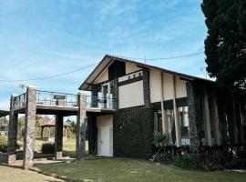 De Villa Istana Bunga Lembang by YourHome, Hotel in Tegalharendong