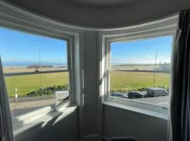 Overlooking the sea - Spacious apartment