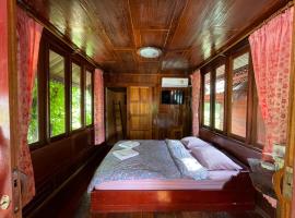Healing House Holistic Farm Stay, cottage in Ban Wet
