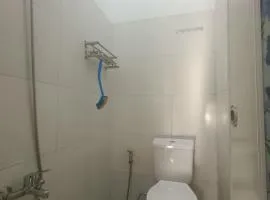 Kamar Kost AC Luas Tengah Kota