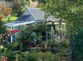 Superb studio retreat with Spa, Pool & BBQ access