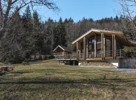 Chalet L'Oratoire & Mazot - Renovated Historic Chalet - Huge Garden & Separate Cabin for 2，位于里雾诗的酒店