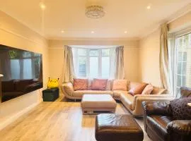 Modern 4BR House with Parking, 8 Mins to Gatwick Airport