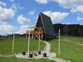 Cabana Valley Vista, vie&scaron;butis su baseinais mieste Lacu Rosu