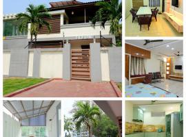 Sri Shine Villa Luxury 2 BHK & 1 BHK, αγροικία σε Vijayawada