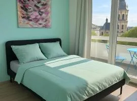 Stilvolles Apartment mit Balkon 15min Airport