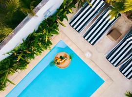 Coco Beach I&II - 6 Bedrooms , Private Pool , Beach at 200 meters, hotel v destinaci Pointe aux Cannoniers