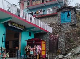 Bedu pako home stay and restaurant, hotel v destinaci Bhimtal