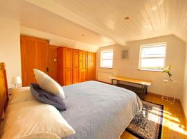BallyV House: Private Double Room with en-suite bathroom, breakfast, near Cliffs of Moher, self catering accommodation in Lower Ballycotteen