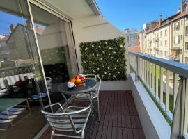 Studio plein centre, calme, parking inclus, piscine et gardien، فندق في غرونوبل