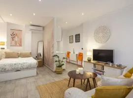 -MalagaSunApts- Quiet courtyard Andes Perez