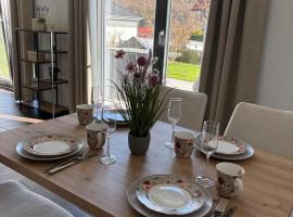 Gem&uuml;tliche Ferienwohnung mit Sonnenterrasse, hotel com banheiras de hidromassagem em Schlitz