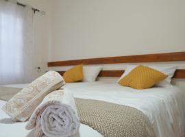 Little Owl Nest, &xi;&epsilon;&nu;&omicron;&delta;&omicron;&chi;&epsilon;ί&omicron; &pi;&omicron;&upsilon; &delta;έ&chi;&epsilon;&tau;&alpha;&iota; &kappa;&alpha;&tau;&omicron;&iota;&kappa;ί&delta;&iota;&alpha; &sigma;&tau;&omicron; Oranjemund