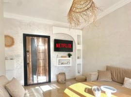 Appartement Cosy et Lumineux, hotell i Dcheira El Jihadia